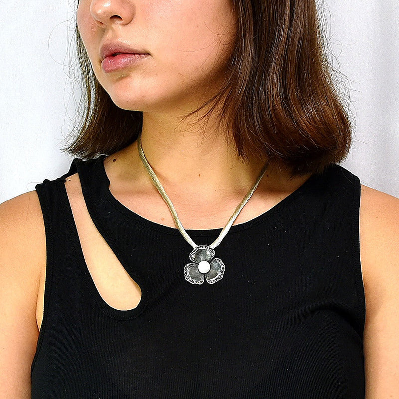 Collar Seda Con Dije Flor Plata Con Marquesita